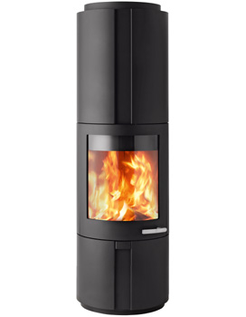 stufa camino girevole a legna particolarmente stretta ed alta. stufa del produttore danese Scantherm. Modello circolare in acciaio nero con ampio focolare. Stufa girevole che offre un'ottima visione del fuoco